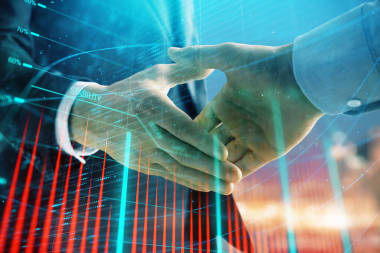 与两位商人握手,在城市景观背景上双重曝光金融图表。财务分析概念和投资机