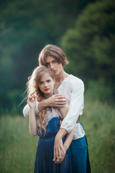 年輕夫婦的精靈在愛戶外