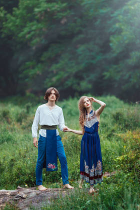 年轻夫妇的精灵在爱户外照片