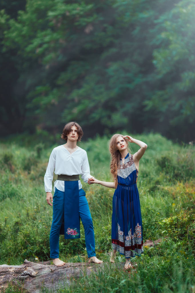 年轻夫妇的精灵在爱户外照片 年轻夫妇的精灵在爱户外照片