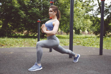 在街上戶外做運動的女性