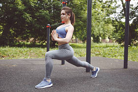 在街上户外做运动的女性