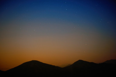 红色黑暗的夜空与星星图片