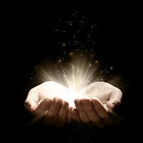 手挽手用发光灯打