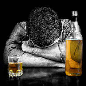 醉酒男子睡的黑白图像