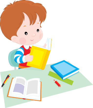讀一本書在桌上的男孩