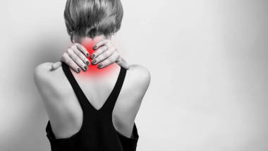 年輕女子感到精疲力竭，頸部疼痛，疼痛部位突出紅色。健康理念