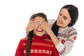 快乐的女人披着幸福女儿的眼睛，穿着白色的毛衣，与世隔绝 