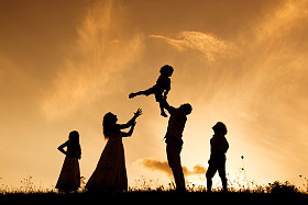 在自然中的家庭照片