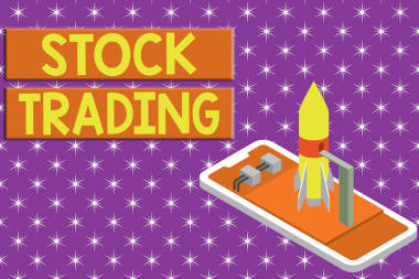 寫注顯示股票交易。商業(yè)照片展示證券的買賣電子在交易所大廳準(zhǔn)備發(fā)射火箭躺在智能手機(jī)。啟動談判開始