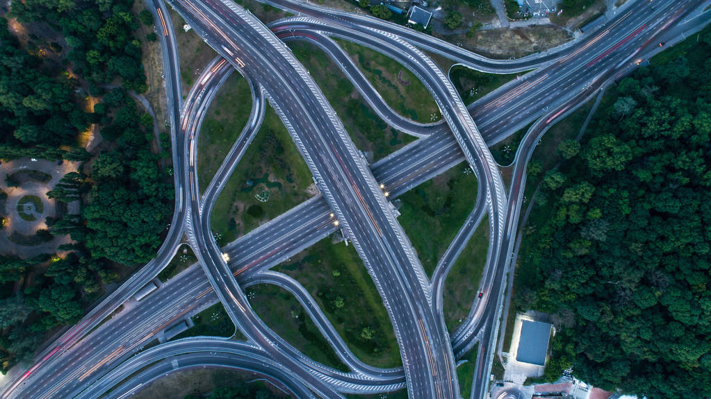 乌克兰基辅市高速公路交通的顶视图城市交