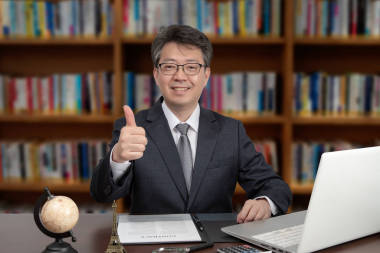 一張坐在辦公桌前的亞洲中年男商人的畫像