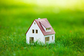 小 可爱 模型 房子 关闭 在 草 和 雏菊 在晚上