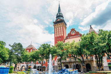 塞爾維亞蘇博蒂卡市政廳和主廣場