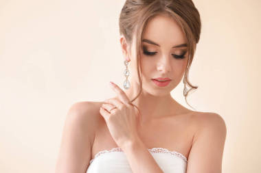 美麗的年輕新娘在光背景的肖像