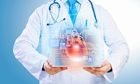 医生抱着平板电脑图片