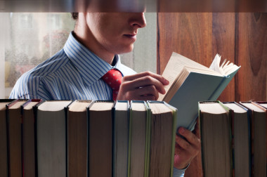 男性在閱讀一本書