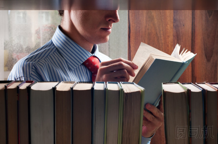男性在閱讀一本書