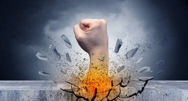 手觸擊劇烈并且打破石墻