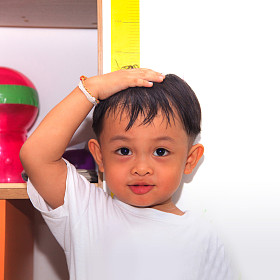 他高度测量的小男孩