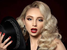 美丽的年轻女子，与时尚化妆的肖像