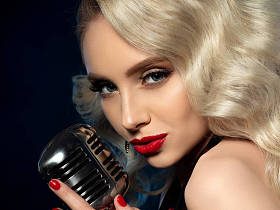 拿着话筒的漂亮金发女歌手的肖像