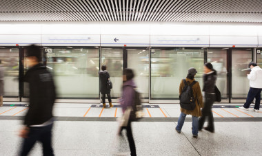 模糊在地鐵站里的人走