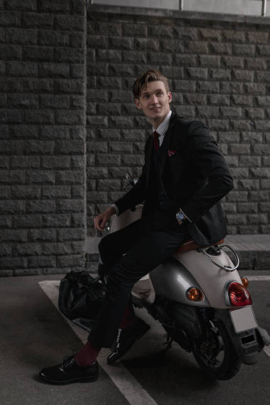 商人摩托車城。街道戶外背景。男工人經(jīng)理成功。金融