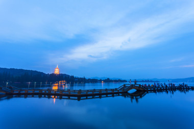 西湖的景观。大桥公园图片