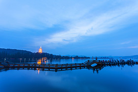 西湖的景观。大桥公园图片