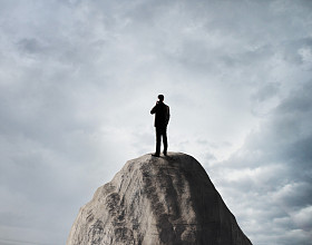 站在岩石上的男人