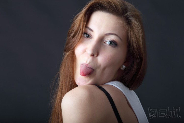 女人伸出她的舌頭照片
