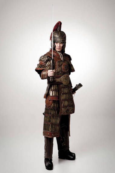 成年男性穿着非常旧的盔甲