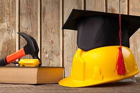 黄色硬礼帽和毕业帽 照片