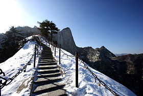 华山海拔 2154.9 米是中国的名言之一，这是山华山路