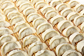 新鲜手工制作中国饺子