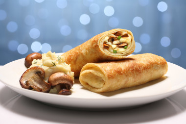 两个煎饼与蘑菇和马铃薯图片