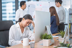 背景下的亚洲女商人 