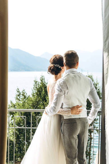 新娘和新郎站擁抱圖片