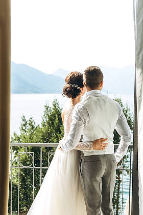 新娘和新郎站拥抱图片