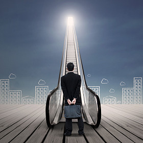 在自动扶梯与绘图的城市商人图片