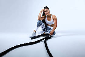 可爱而可敬的年轻女子坐在地板上