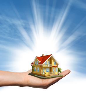 藍(lán)藍(lán)的天空在手里的房子