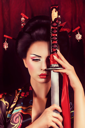 美丽艺妓的和服与武士刀图片