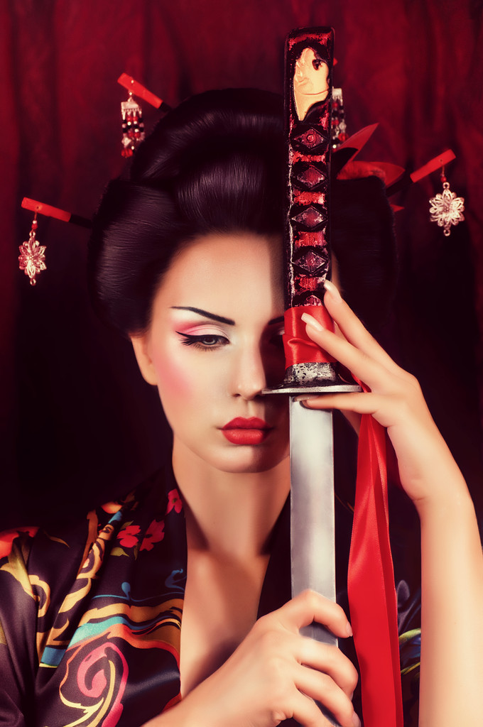美丽艺妓的和服与武士刀图片