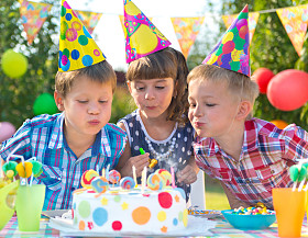 孩子们在生日蛋糕上吹蜡烛图片
