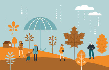 在秋天的森林里散步的人圖片