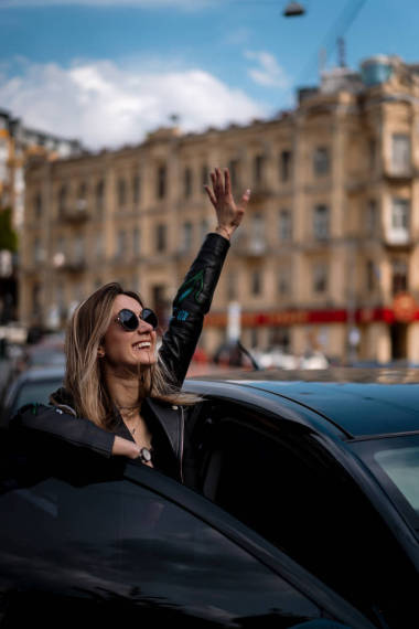 一個年輕漂亮的女人坐在車
