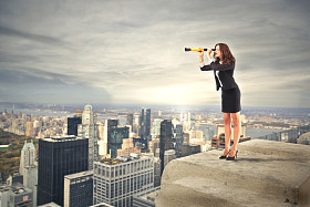 透过望远镜看的商界女强人