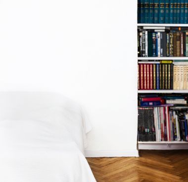 白色的墻壁、 床、 書案例和鑲木地板的房間